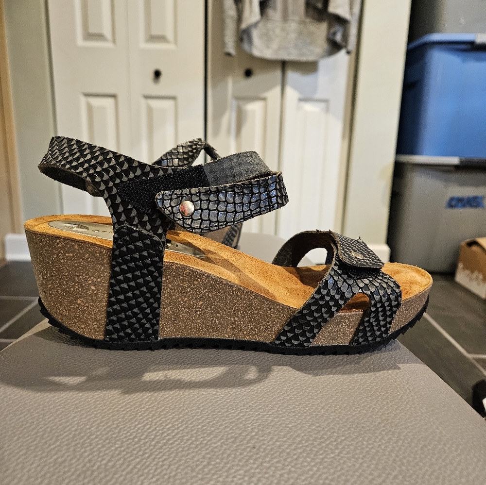 ERIC MICHAEL SIZE 39 US 8.5/9 Nadia Black Cobra Print Piel Natural Wedge Sandal